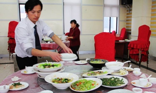 為防止食物浪費，法國政府強制餐飲業(yè)提供打包的服務(wù)