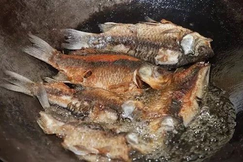 自貢風(fēng)味鍋巴鯽魚的做法